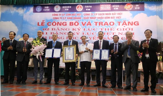 Lần đầu tiên thương hiệu sản xuất đất sét nung Việt Nam lập cú đúp Kỷ lục Thế giới