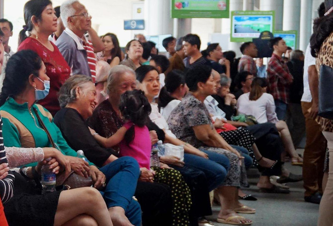 Hình ảnh này tương tự như những gì đã diễn ra vào dịp Tết Nguyên đán 2017, khi nhiều gia đình đi từ 4-5 thành viên tới sân bay Tân Sơn Nhất đón Việt kiều về nước
