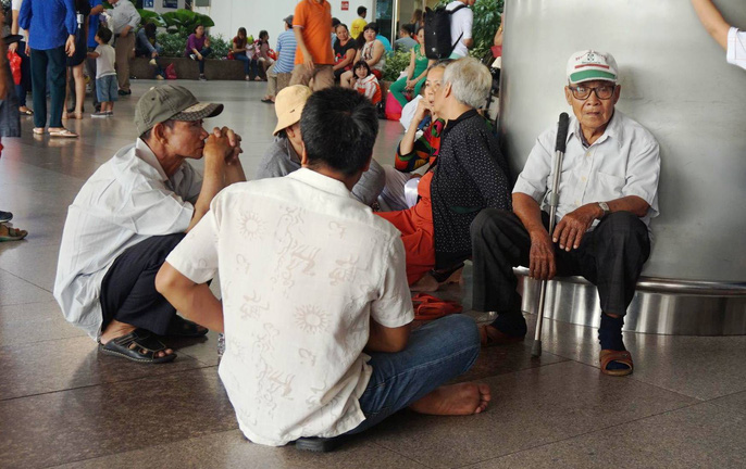 Ghi nhận trong sáng 5-2, tại ga quốc tế của sân bay Tân Sơn Nhất tập trung khá đông các gia đình tới chờ đón người nhà. Ngoài lượng người tại TP HCM đến sân bay còn có rất nhiều gia đình từ các địa phương khác tập trung đến đón Việt kiều.