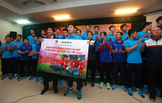Đội U23 Việt Nam nhận quà tặng là hiện vật từ hãng Sony (Nhật Bản) chiều 29-1 Ảnh: Hải Anh