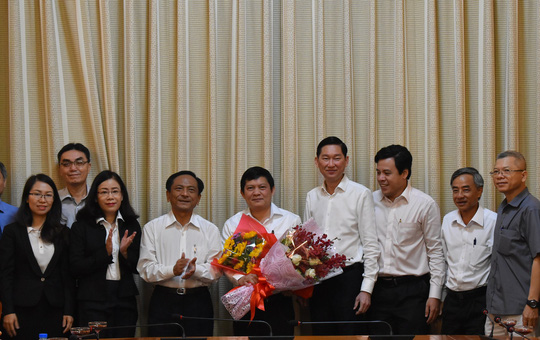 Ông Phạm Phú Quốc (cầm hoa), Tổng Giám đốc Công ty Đầu tư Tài chính Nhà nước TP được điều động giữ chức vụ Phó Viện trưởng Viện Nghiên cứu phát triển TP.