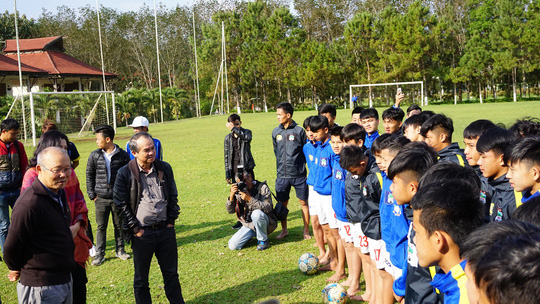 HLV người Hàn Quốc cũng khích lệ tinh thần các cầu thủ trẻ tại Học viện Bóng đá HAGL JMG