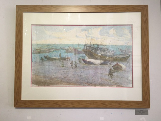 Bức "Cảng cá trên vịnh Hạ Long" của họa sĩ Trần Dật (tranh màu nước trên lụa Hàng Châu)