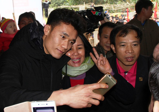 Thủ môn Bùi Tiến Dũng trong vòng vây người hâm mộ tại quê nhà huyện Ngọc Lặc, Thanh Hóa