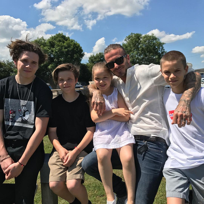 Gia đình hạnh phúc của vợ chồng Beckham và 4 người con sau 20 năm