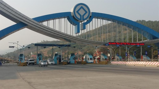 Hàng trăm người dân vây trạm BOT Quốc lộ 18