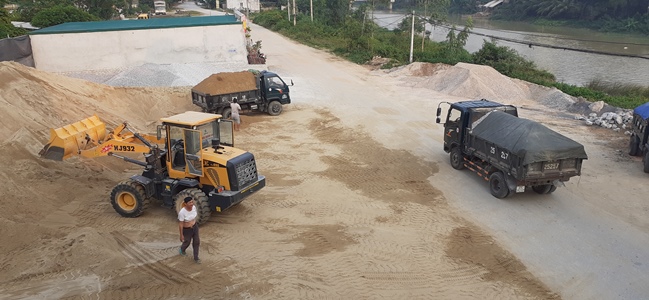 Nghệ An: Dân ''tố'' bãi tập kết VLXD chưa phép gây ô nhiễm môi trường và mất an toàn giao thông