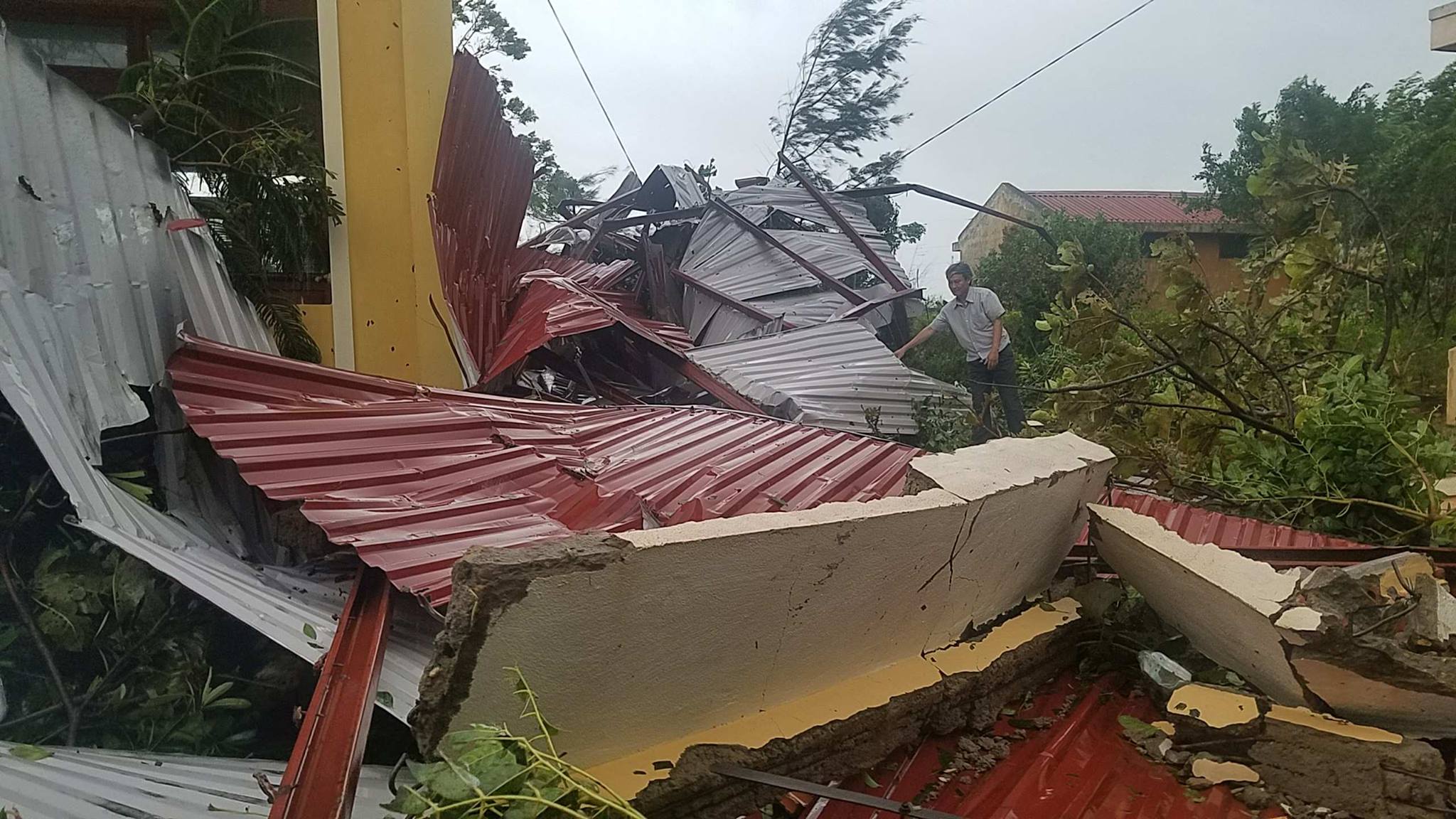 3 người chết, 8 người bị thương trong bão số 10