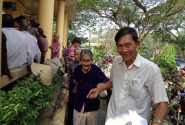 Tướng Nguyễn Việt Thành trao quà cho dân nghèo đón Tết
