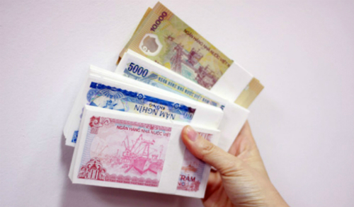 Nhân viên ngân hàng 'thấp thỏm' trước áp lực đổi tiền lẻ mới
