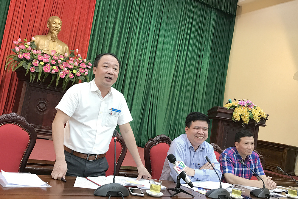 Công an Hà Nội điều tra việc bao cao su nổi trắng Hồ Tây