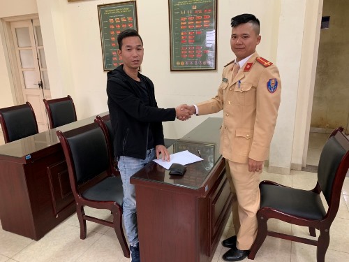 Hà Nội: Đội Cảnh Sát Giao Thông số 11 trả lại của rơi cho người dân