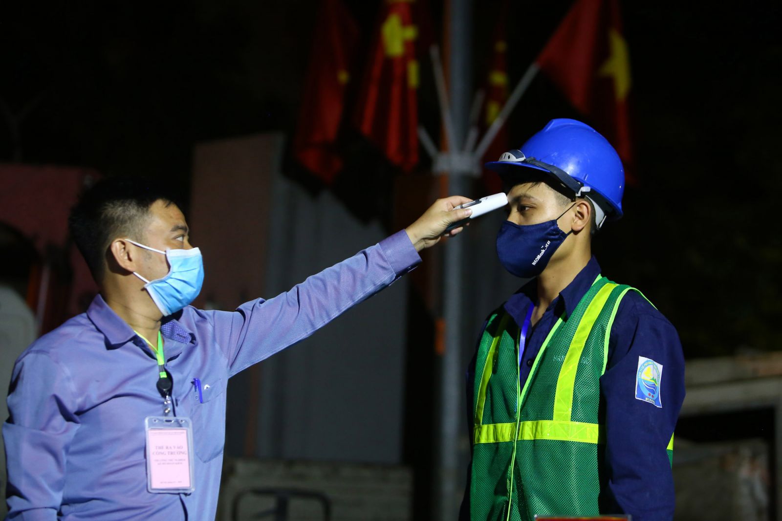 Hà Nội kè thí điểm 40m hồ Gươm bằng khối bê tông cốt sợi đúc sẵn