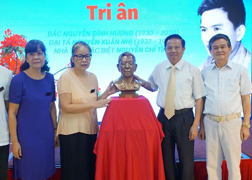 Tổng công ty 36 Bộ Quốc Phòng tri ân trao tặng tượng đồng cho gia đình cố lão thành cách mạng Nguyễn Đình Hương