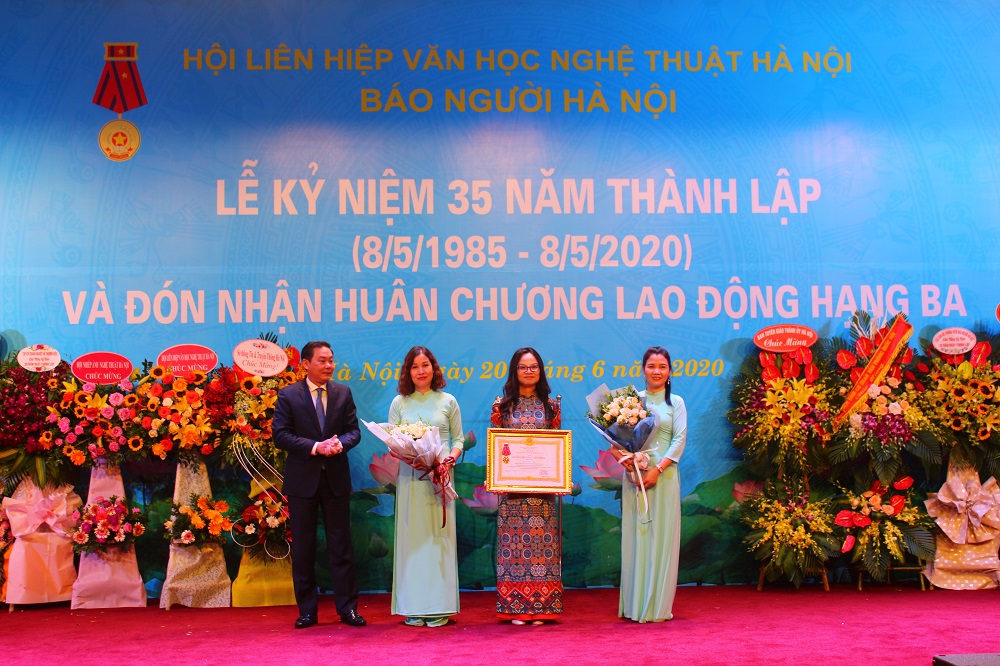 Báo Người Hà Nội kỷ niệm 35 năm thành lập và đón nhận Huân chương Lao động Hạng Ba