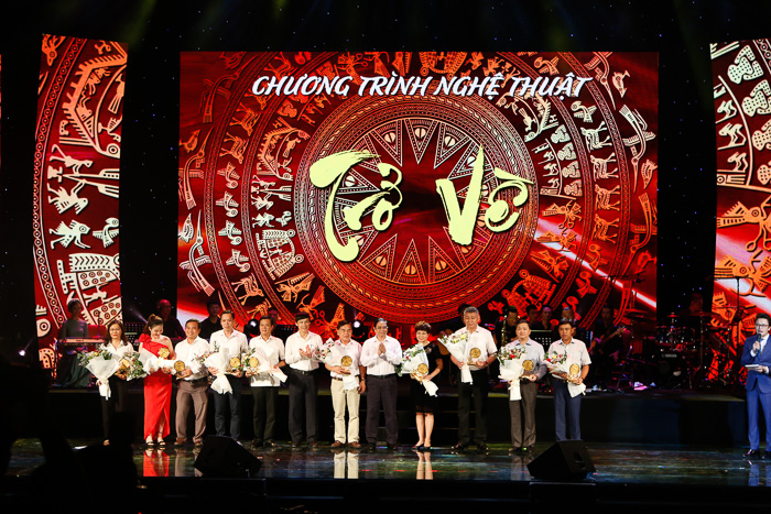 Gần 3,8 tỷ đồng quyên góp từ chương trình nghệ thuật “Trở về” ủng hộ đồng bào vùng lũ Thanh Hóa