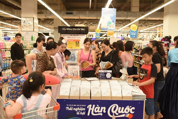VinMart khai mạc “Tuần lễ hàng hóa Hàn Quốc”, khách chen nhau mua sắm trong ngày 20/10