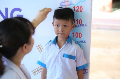 34.000 trẻ em Quảng Nam đón nhận niềm vui uống sữa từ Vinamilk trong ngày 1/6