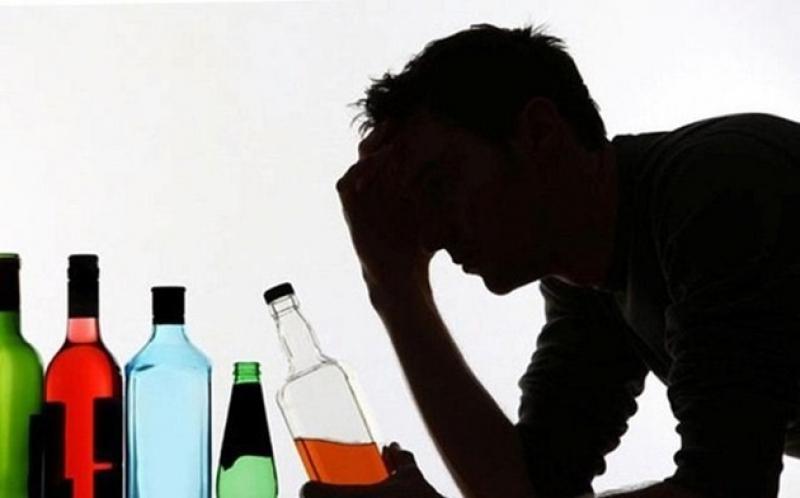 Cảnh báo nguy cơ và hậu quả sử dụng rượu tự pha chế không rõ nguồn gốc