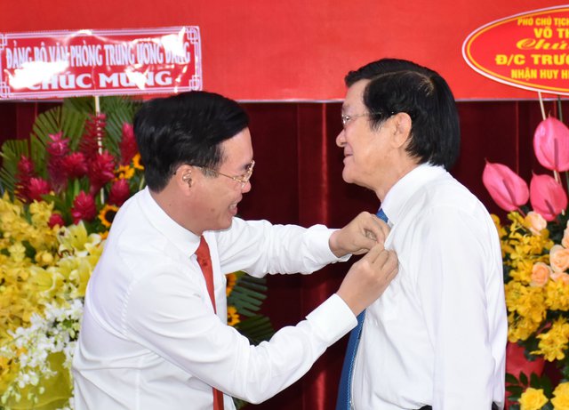 Trao Huy hiệu 50 năm tuổi Đảng cho nguyên Chủ tịch nước Trương Tấn Sang