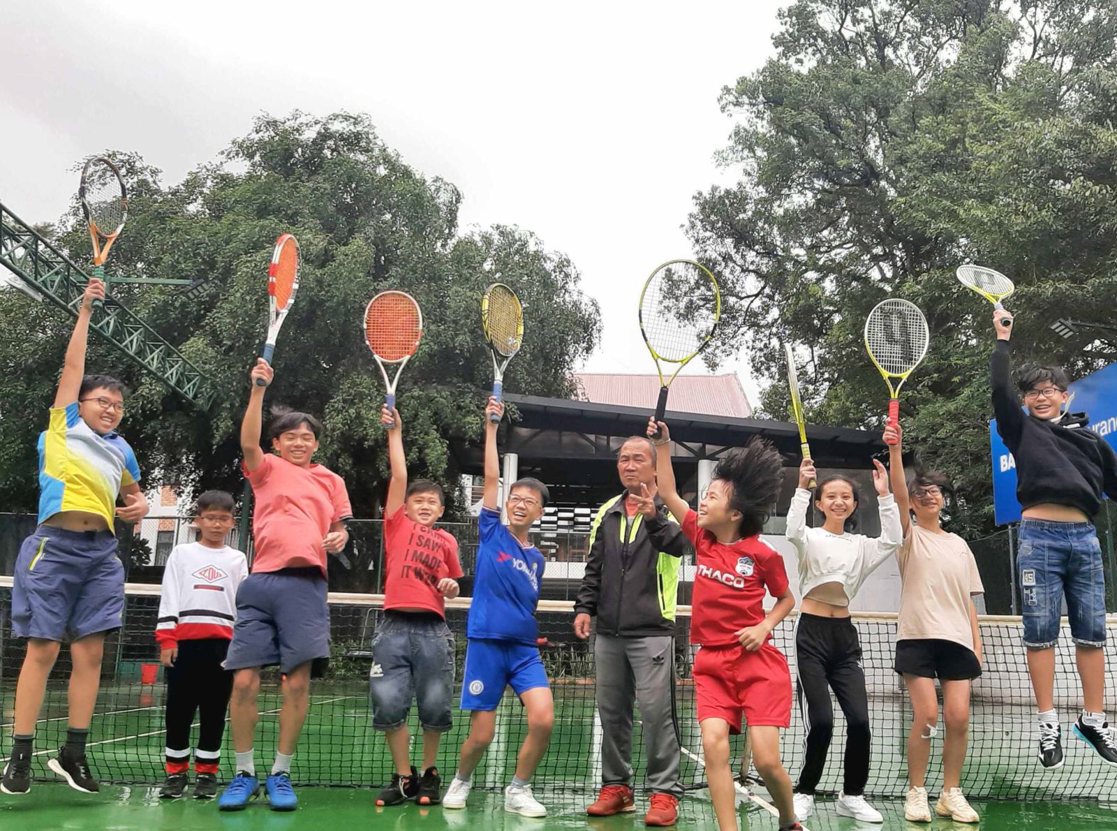 Độc đáo ông già Phố núi dạy tiếng Anh qua tennis