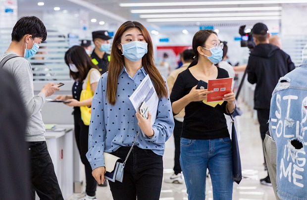 Hướng đi nào cho tân cử nhân trong mùa dịch?