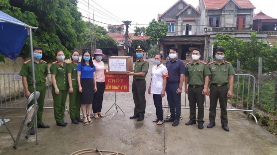 Giữa đại dịch COVID - 19, mối quan hệ giữa lực lượng công an và  nhân dân ngày càng trở nên khăng khít hơn
