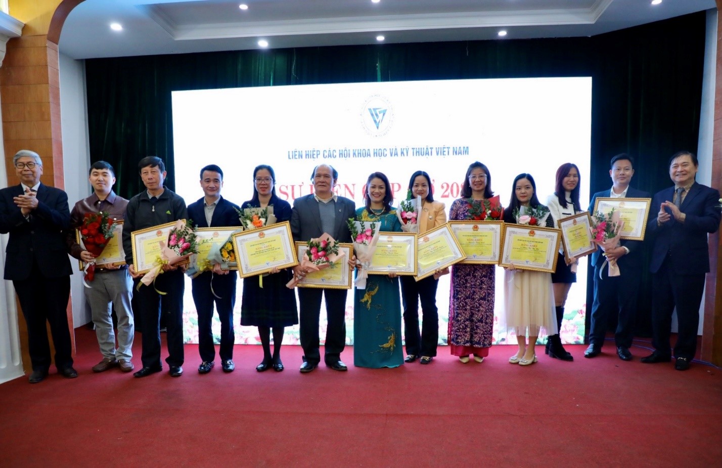 Viện Công nghệ và Sức khoẻ đón nhận Bằng khen của Liên hiệp hội Việt Nam