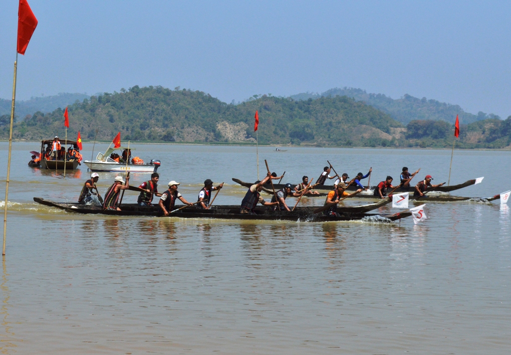 Đắk Lắk: Huyện Lắk tổ chức Hội đua thuyền độc mộc lần thứ 3 năm 2023 để hưởng ứng Lễ hội cà phê Buôn Ma Thuột lần thứ 8