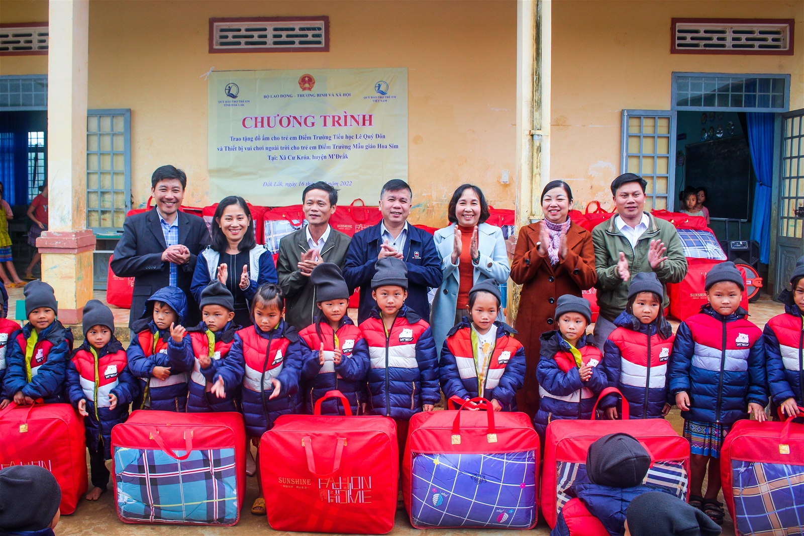 Đắk Lắk: Trao tặng thiết bị vui chơi ngoài trời và quà cho trẻ em vùng khó khăn