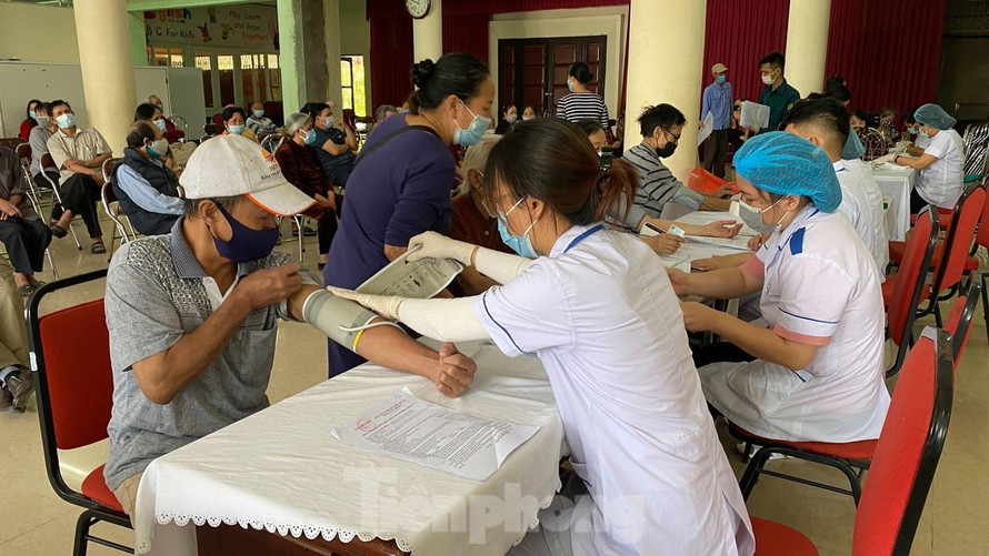 Nam Định phấn đấu tiêm vắc xin mũi 1 cho tất cả người trên 18 tuổi trong năm 2021