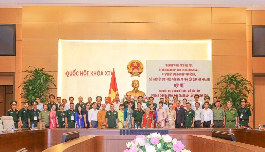 Hoa Hậu doanh nhân Diệu Thúy cùng đoàn công tác hành trình “Điện Biên vang mãi khúc quân hành” được tuyên dương tại Văn Phòng quốc hội