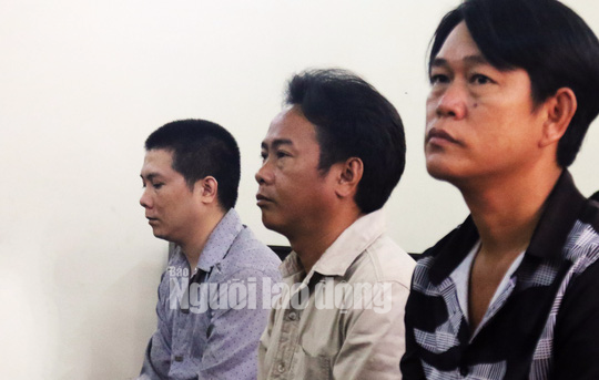 Các bị cáo Nguyễn Văn Quang (trong cùng), Nguyễn Duy Cường và Nguyễn Văn Tài tại phiên tòa.